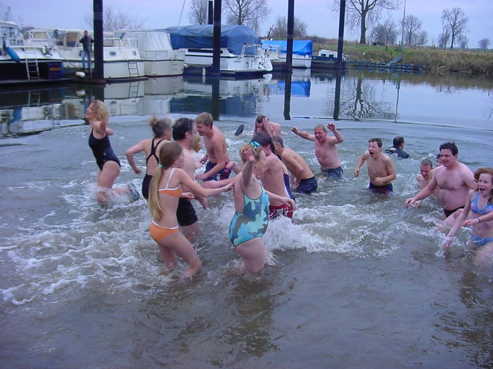 Nieuwjaarsduik in de Maas